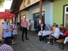 Klaus Kammhuber übermittelt die Glückwünsche der Gemeinde