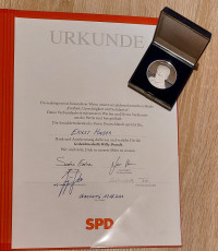 Urkunde und Willy-Brandt-Medaille